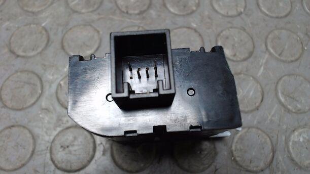 Foto: SCHALTER SCHEINWERFERVERSTELLUNG eines Audi A4 2.0