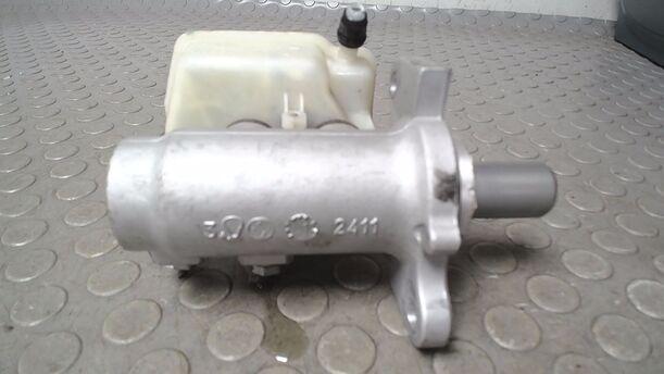 Foto: HAUPTBREMSZYLINDER ( LUCAS ) eines Mercedes-Benz A 140