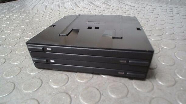 Foto: CD FACH/ CD MAGAZIN 4 FACH ( MITTELKONSOLE ) eines Mercedes-Benz A 140