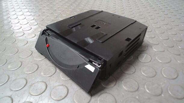 Foto: CD FACH/ CD MAGAZIN 4 FACH ( MITTELKONSOLE ) eines Mercedes-Benz A 140