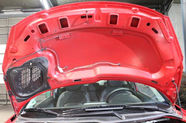 Foto: MOTORHAUBE eines Peugeot 206+ 60