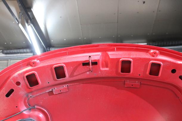 Foto: MOTORHAUBE eines Peugeot 206+ 60