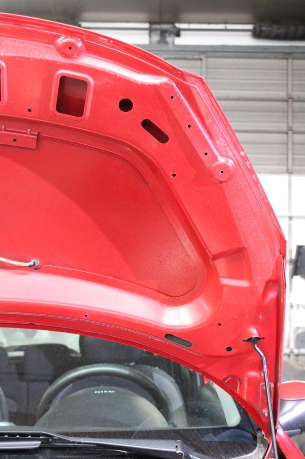 Foto: MOTORHAUBE eines Peugeot 206+ 60
