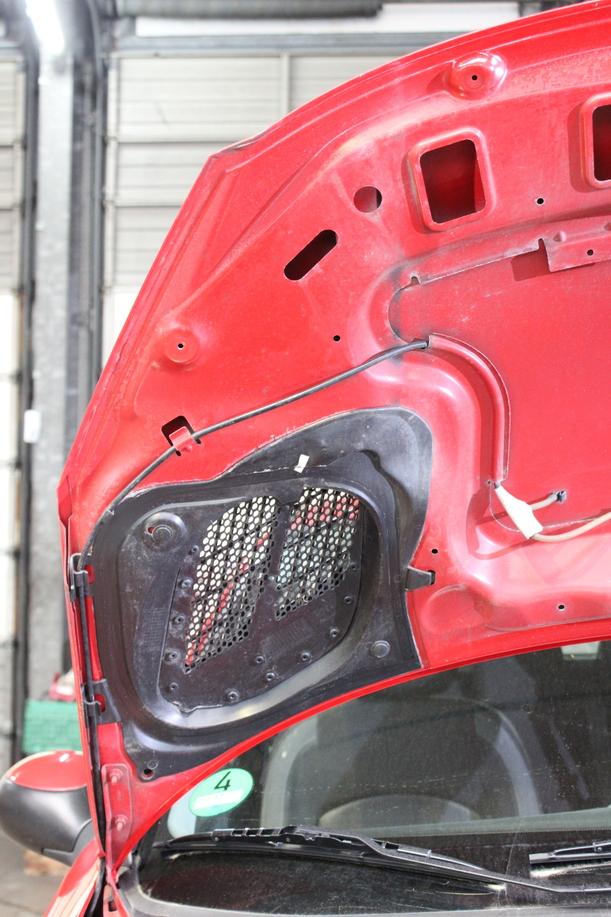 Foto: MOTORHAUBE eines Peugeot 206+ 60