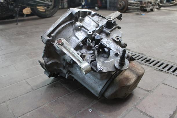 Foto: SCHALTGETRIEBE 5-GANG eines Peugeot 206+ 60