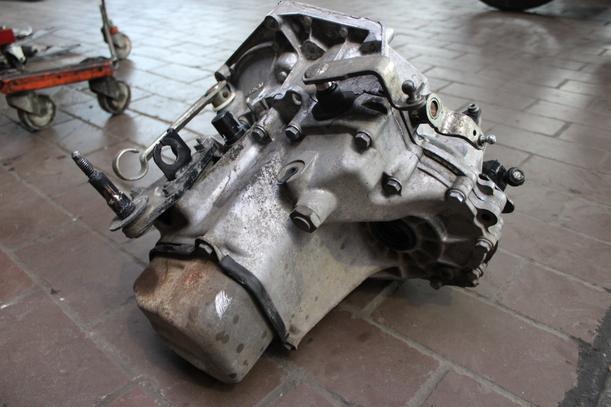 Foto: SCHALTGETRIEBE 5-GANG eines Peugeot 206+ 60