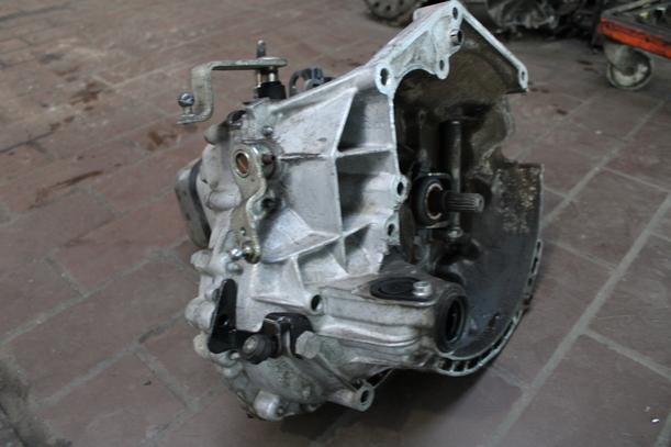 Foto: SCHALTGETRIEBE 5-GANG eines Peugeot 206+ 60
