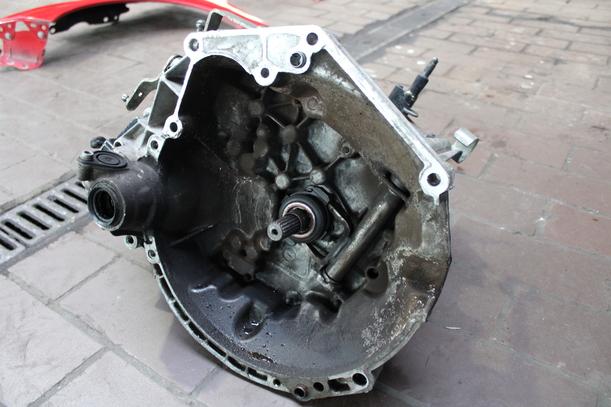 Foto: SCHALTGETRIEBE 5-GANG eines Peugeot 206+ 60