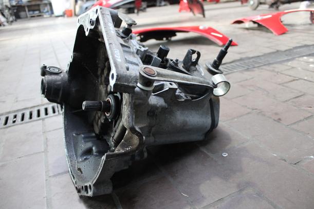 Foto: SCHALTGETRIEBE 5-GANG eines Peugeot 206+ 60