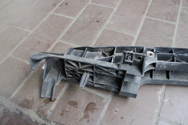 Foto: VERSTÄRKUNG VORN eines Peugeot 206 CC 110