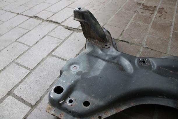 Foto: VORDERACHSTRÄGER / ACHSE VORN eines Peugeot 206 CC 110