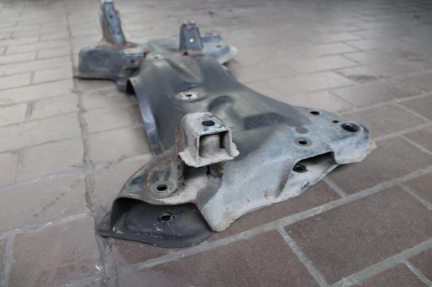 Foto: VORDERACHSTRÄGER / ACHSE VORN eines Peugeot 206 CC 110