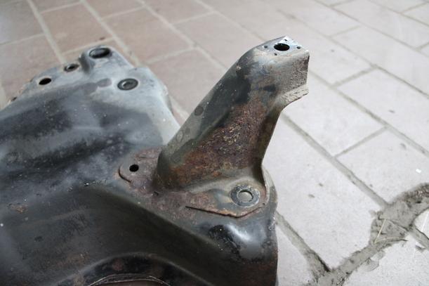 Foto: VORDERACHSTRÄGER / ACHSE VORN eines Peugeot 206 CC 110