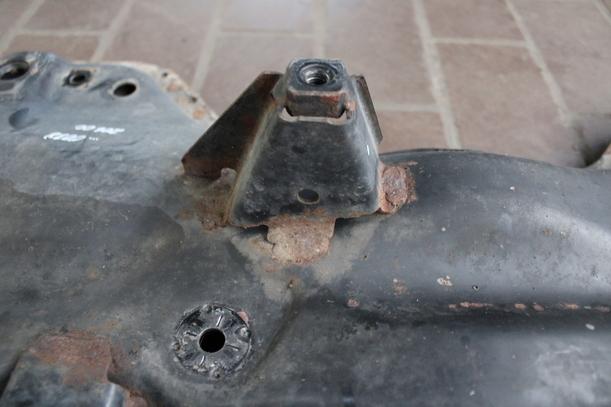 Foto: VORDERACHSTRÄGER / ACHSE VORN eines Peugeot 206 CC 110