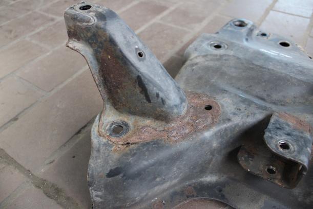 Foto: VORDERACHSTRÄGER / ACHSE VORN eines Peugeot 206 CC 110