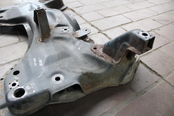 Foto: VORDERACHSTRÄGER / ACHSE VORN eines Peugeot 206 CC 110