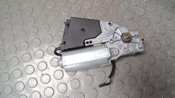 Foto: MOTOR SCHIEBEDACH/ SCHIEBEDACHMOTOR eines VW Golf 1.4 Aktion