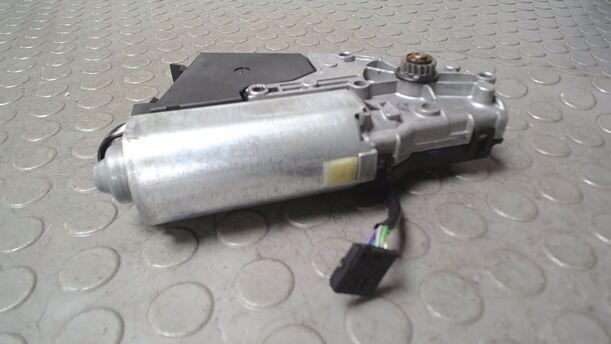 Foto: MOTOR SCHIEBEDACH/ SCHIEBEDACHMOTOR eines VW Golf 1.4 Aktion