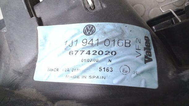 Foto: SCHEINWERFER RECHTS ( OHNE NEBELSCHEINWERFER ) eines VW Golf 1.4 Aktion