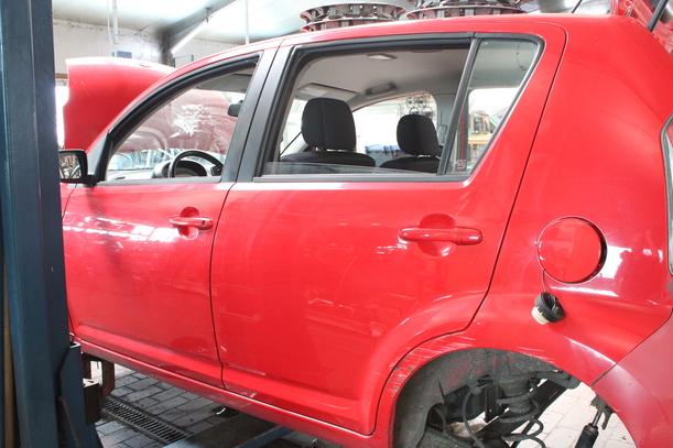 Foto: TÜR HINTEN LINKS eines Daihatsu Sirion 1.0