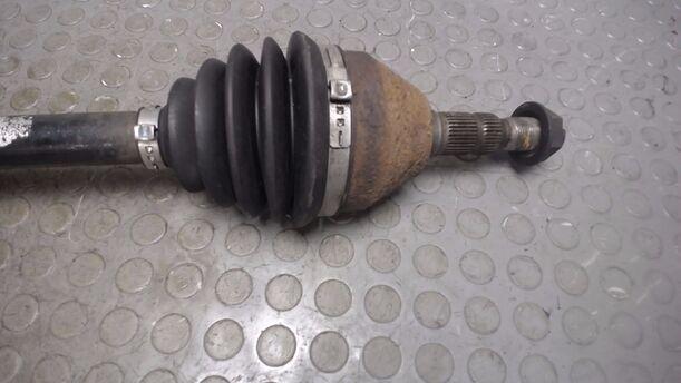 Foto: ANTRIEBSWELLE LINKS eines Opel Astra 1.9 CDTI Caravan DPF