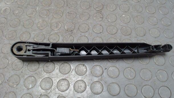 Foto: SCHEIBENWISCHERARM HINTEN eines Opel Astra 1.9 CDTI Caravan DPF