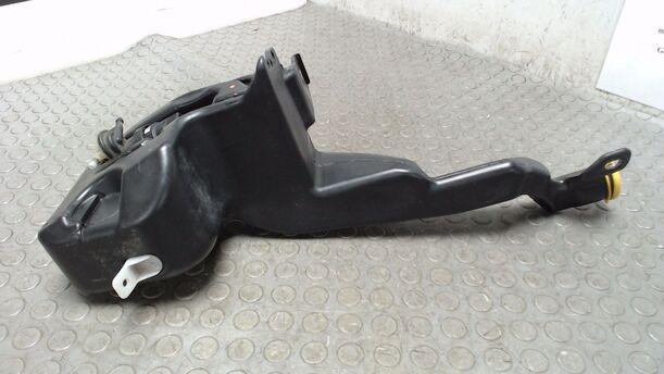 Foto: SCHEIBENWASCHBEHÄLTER eines Opel Astra 1.9 CDTI Caravan DPF
