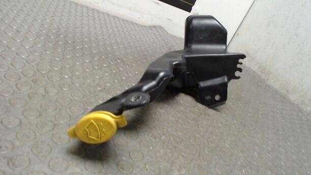 Foto: SCHEIBENWASCHBEHÄLTER eines Opel Astra 1.9 CDTI Caravan DPF