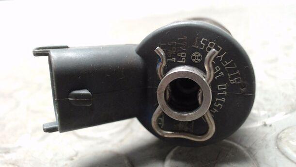 Foto: EINSPRITZDÜSE / EINSPRITZVENTIL eines Opel Astra 1.9 CDTI Caravan DPF
