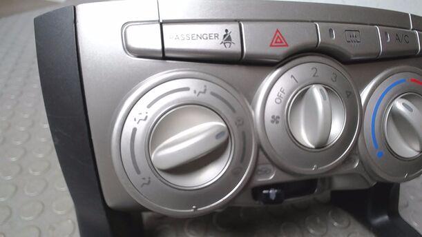 Foto: HEIZUNGSBETÄTIGUNG eines Daihatsu Sirion 1.0