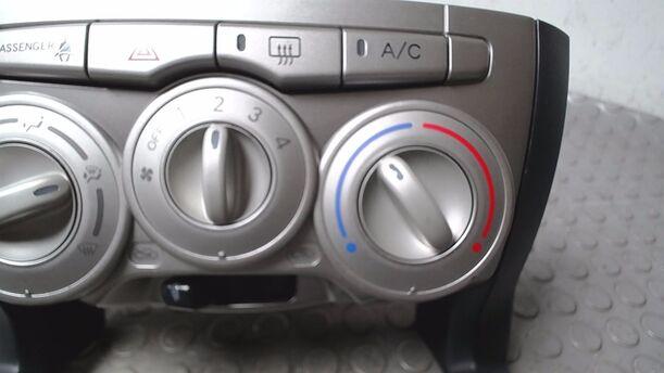 Foto: HEIZUNGSBETÄTIGUNG eines Daihatsu Sirion 1.0