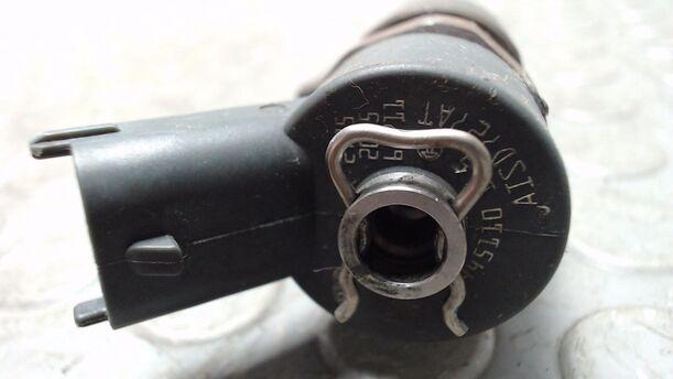 Foto: EINSPRITZDÜSE / EINSPRITZVENTIL eines Opel Astra 1.9 CDTI Caravan DPF