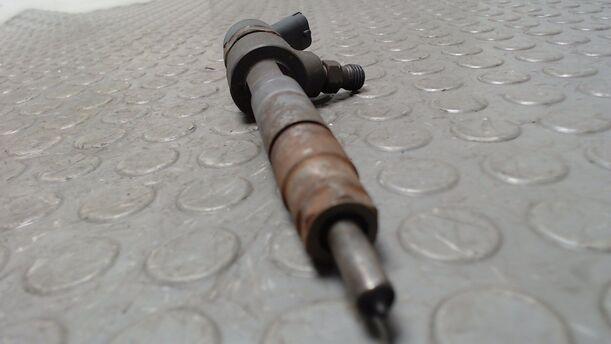 Foto: EINSPRITZDÜSE / EINSPRITZVENTIL eines Opel Astra 1.9 CDTI Caravan DPF