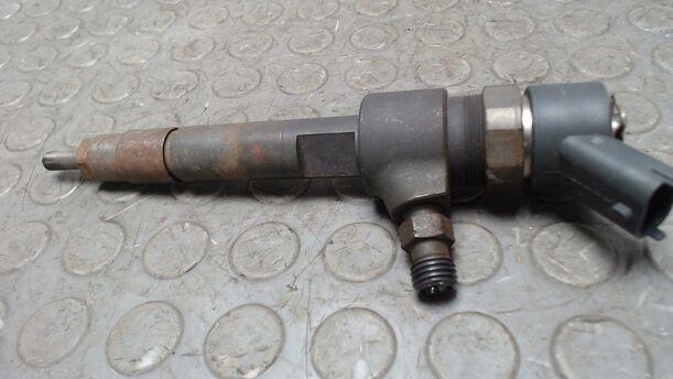 Foto: EINSPRITZDÜSE / EINSPRITZVENTIL eines Opel Astra 1.9 CDTI Caravan DPF