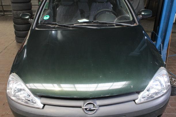 Foto: MOTORHAUBE eines Opel Corsa 1.2 16V