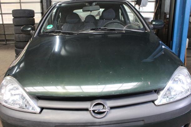 Foto: MOTORHAUBE eines Opel Corsa 1.2 16V
