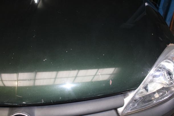 Foto: MOTORHAUBE eines Opel Corsa 1.2 16V