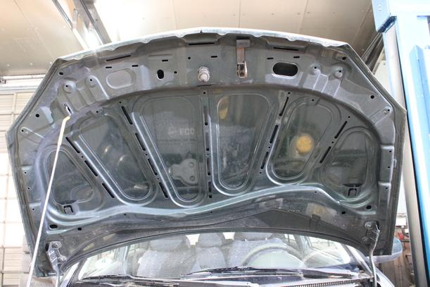 Foto: MOTORHAUBE eines Opel Corsa 1.2 16V