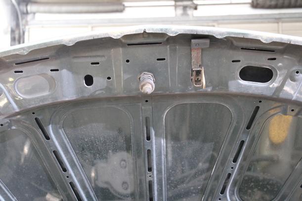 Foto: MOTORHAUBE eines Opel Corsa 1.2 16V