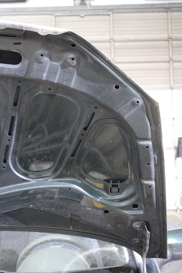 Foto: MOTORHAUBE eines Opel Corsa 1.2 16V