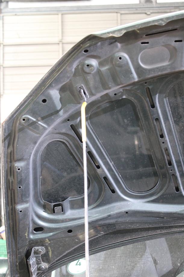 Foto: MOTORHAUBE eines Opel Corsa 1.2 16V