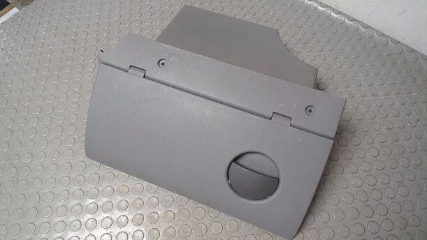 Foto: HANDSCHUHFACH eines Opel Corsa 1.2 16V