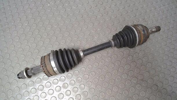 Foto: ANTRIEBSWELLE LINKS ( SCHALTGETRIEBE ) eines Opel Corsa 16V