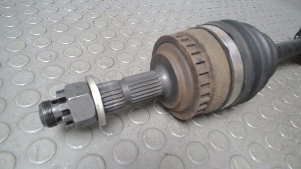 Foto: ANTRIEBSWELLE LINKS ( SCHALTGETRIEBE ) eines Opel Corsa 16V