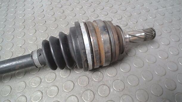 Foto: ANTRIEBSWELLE LINKS ( SCHALTGETRIEBE ) eines Opel Corsa 16V