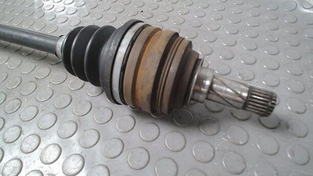 Foto: ANTRIEBSWELLE RECHTS ( SCHALTGETRIEBE ) eines Opel Corsa 16V