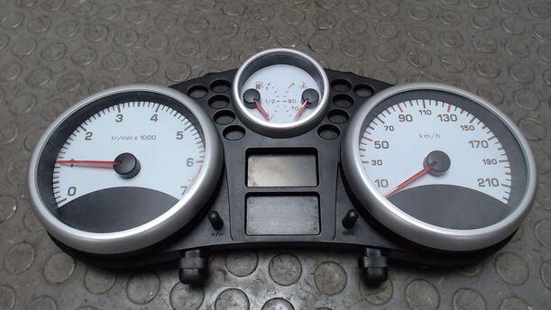 Foto: TACHOEINHEIT / KOMBIINSTRUMENT eines Peugeot 206+ 60