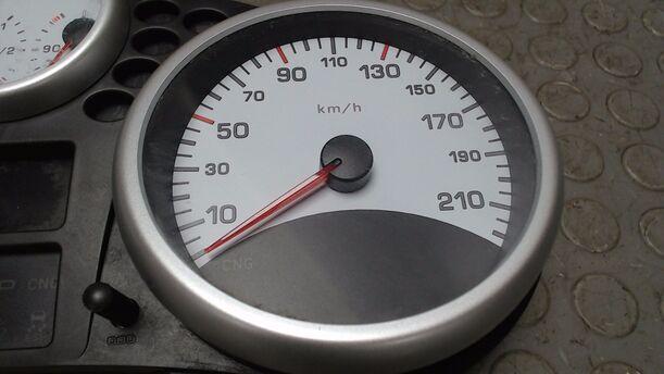 Foto: TACHOEINHEIT / KOMBIINSTRUMENT eines Peugeot 206+ 60