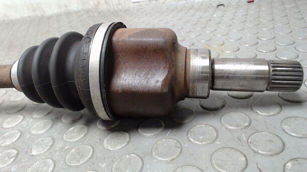 Foto: ANTRIEBSWELLE LINKS eines Peugeot 206+ 60