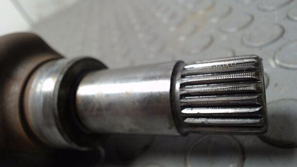 Foto: ANTRIEBSWELLE LINKS eines Peugeot 206+ 60